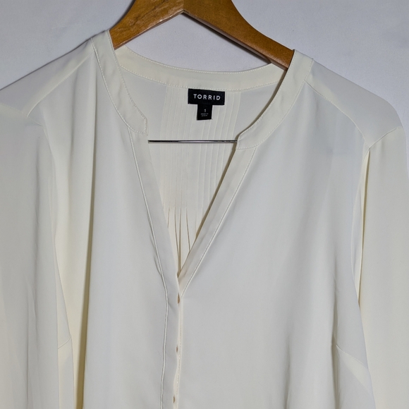 Women's TORRID Henley Cream Blouse, V-neck, Long Sleeve, Classic,‎ Sz 1 - Picture 3 of 8